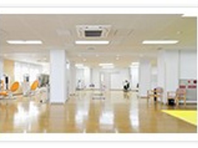 広々とした機能訓練室 機能訓練室 広々とした空間で機能訓練が行えます。自然光が差し込み、快適な環境でリハビリが可能です。