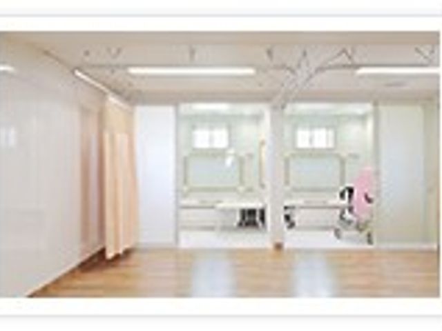 機能訓練室の椅子 機能訓練室 明るい空間での訓練が可能です。椅子に座ってゆったりとした時間を過ごせます。