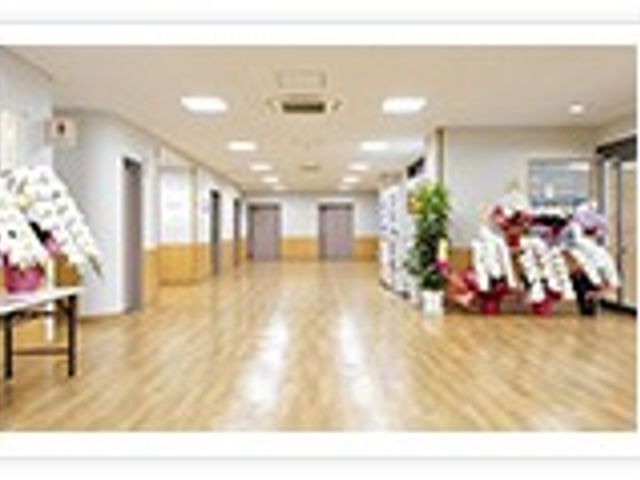 花と広い廊下 廊下 明るく広々とした廊下は、移動がしやすく快適です。訪れる人々を美しい花々がお迎えします。