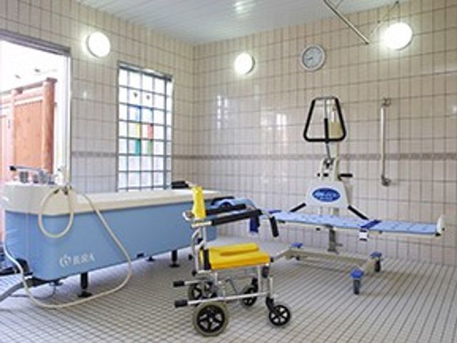 明るい浴室 浴室   自然光が入る明るい浴室です。浴槽のそばに介助用の機器があり、移乗や入浴を支えやすい環境です。