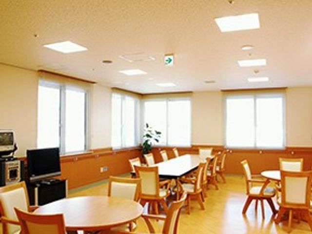 明るい食堂 食堂   大きな窓から光が入る、開放感のある食堂です。テーブルと椅子がゆったり配置され、過ごしやすい雰囲気が伝わります。