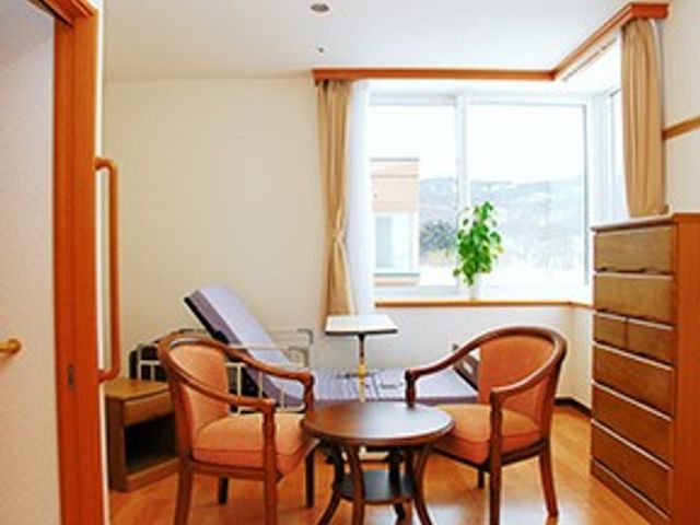 明るい居室 居室   大きな窓から自然光が入る、明るい居室です。木目の家具が配置され、落ち着いて過ごしやすい空間です。