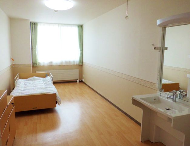 ベッド付きの居室 居室 自然光がたっぷり入る明るい居室です。静かで落ち着いた空間で、リラックスできます。