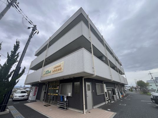 落ち着いた建物の外観