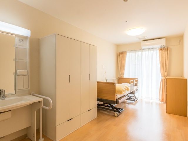 明るい部屋の居室 居室 広い窓から自然光が差し込み、快適なベッドルームでくつろげます。使い勝手の良い洗面台も完備しています。