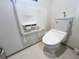 手すり付きのトイレ