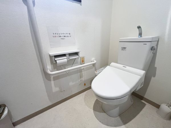 手すり付きのトイレ
