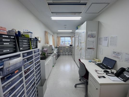 清潔なデスクのある部屋
