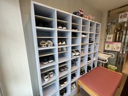 多数の靴が収納された棚