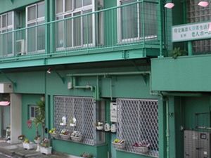 緑色の外観の建物