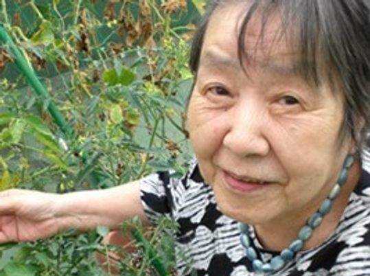 笑顔の高齢女性と植物