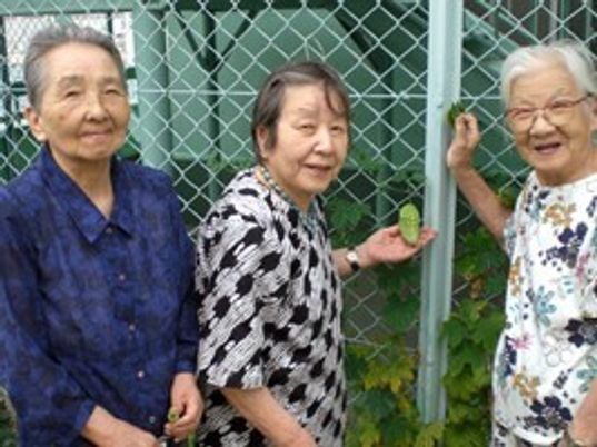 笑顔の三人組立ち話