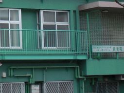 緑色の建物の外観