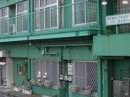 緑色の建物とプランター