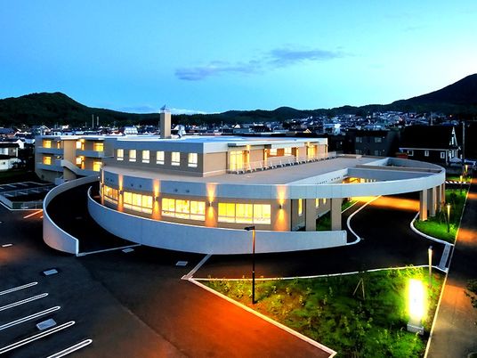 曲線が印象的な建物外観
