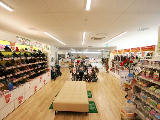 明るい売り場の内観  