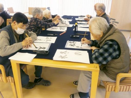 書道を行う人々の様子