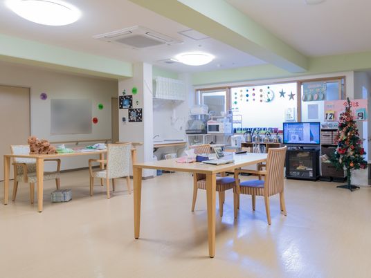 共有スペースの明るい室内