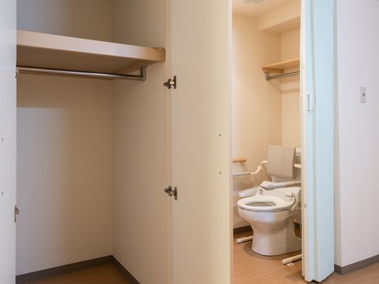 洋室とトイレの一部