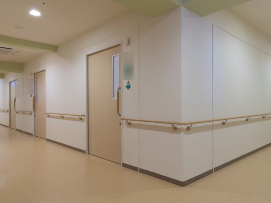 廊下の明るいイメージ