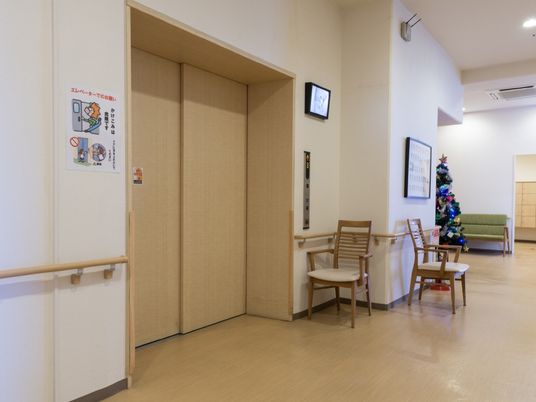廊下の明るい休憩スペース