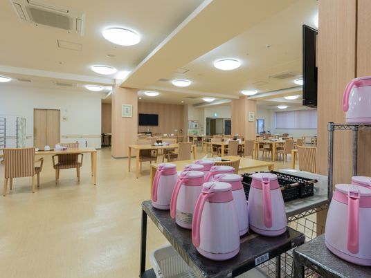 広々とした明るい食堂