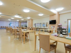 広々とした明るい食堂