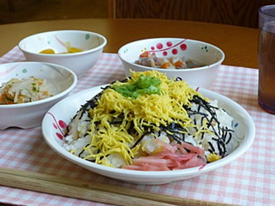 色鮮やかな料理の皿