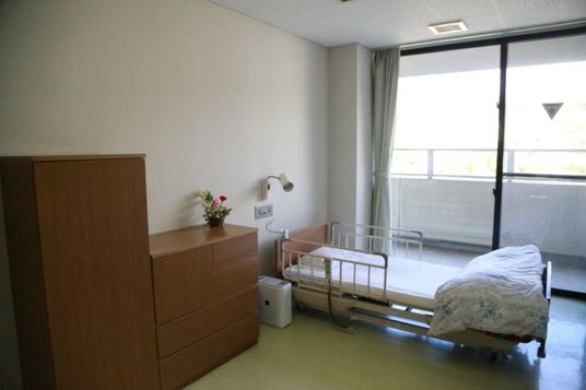 明るい居室の一角