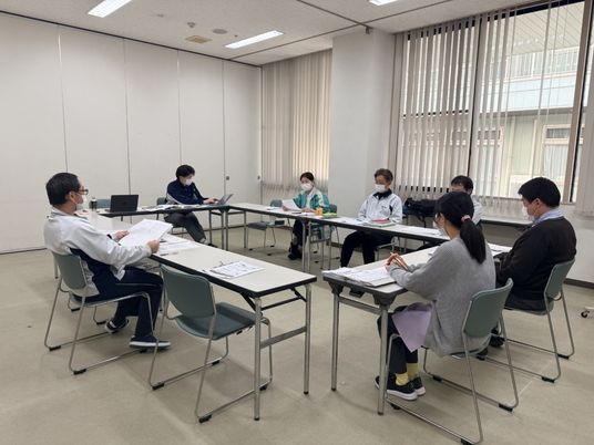会議中の研修室  