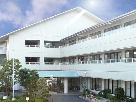 白い外観の建物  