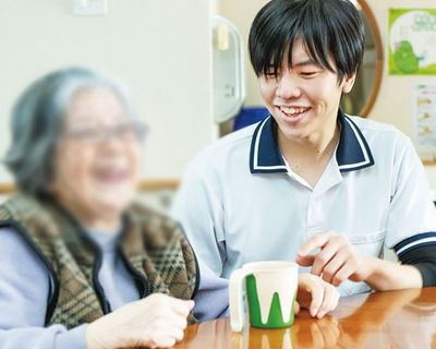 笑顔のスタッフと利用者がいる部屋