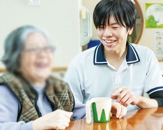 笑顔のスタッフと利用者がいる部屋