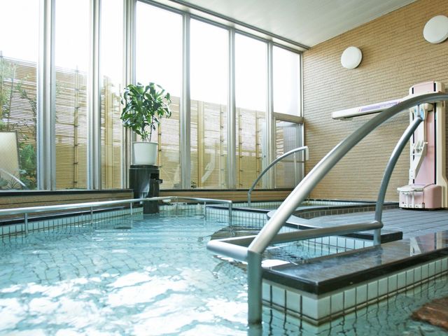 明るい開放感のある浴室 浴室 自然光がたっぷりと差し込む明るい浴室です。リラックスできる環境が整っています。