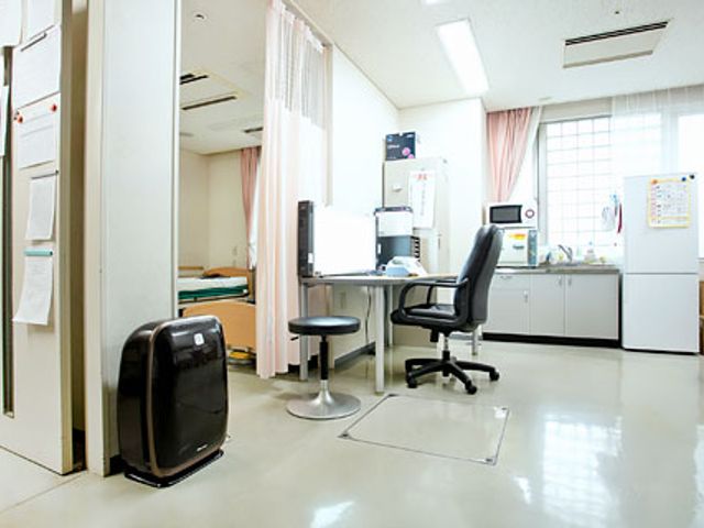 新しい設備の居室 居室 自然光が差し込む快適な空間です。ゆったりとしたデスクが配置され、業務もしやすい環境になっています。