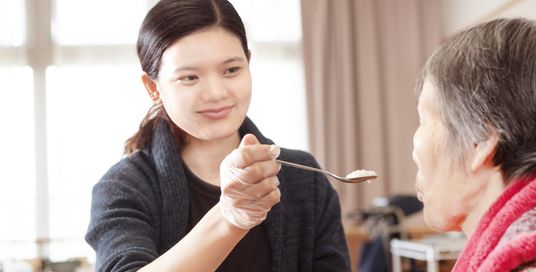 食事補助の様子