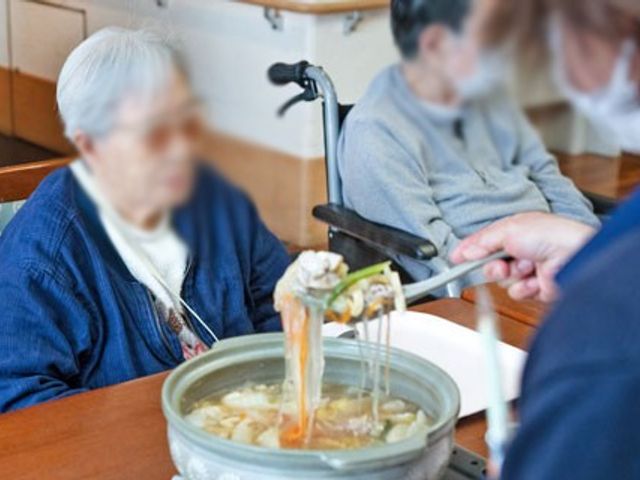 ほのぼのとした空間 食堂 温かい食事を提供される和やかな場です。スタッフと話しながら安心して過ごせます。