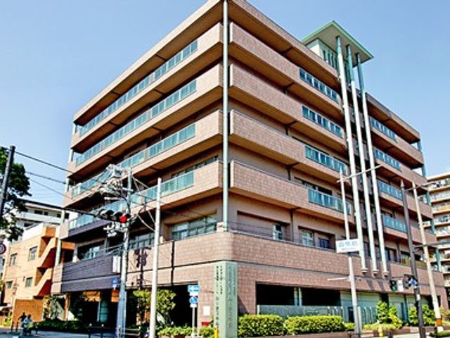 青空の下の外観 外観   明るい青空の下、大きな建物が堂々とした存在感を持っています。親しみやすい印象を与えています。