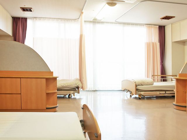 明るい居室 居室 自然光が差し込む居室は、快適に過ごせるよう設計されています。温かみのある木製の家具が特色です。
