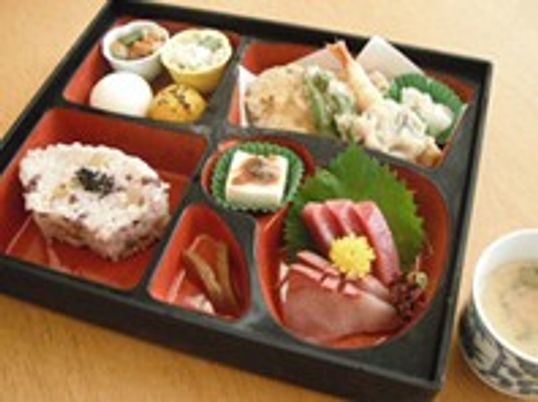 多彩な料理が並ぶ料理