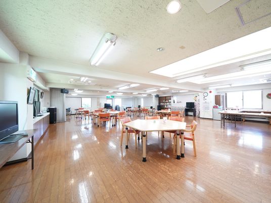 広々とした明るい食堂