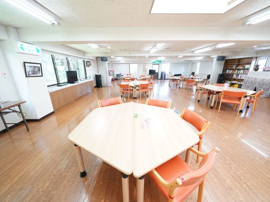 広々とした明るい食堂