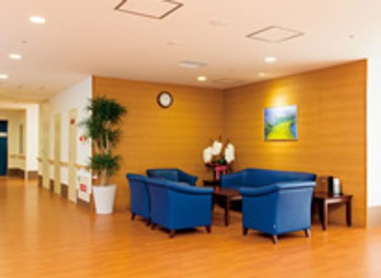 青いソファが並ぶロビー