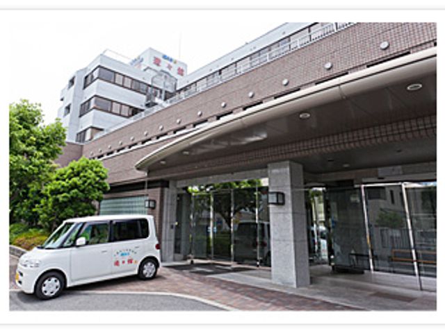 広い建物の外観 外観 広いエントランスは、大きな車も停めやすいデザインです。明るい雰囲気が魅力的です。