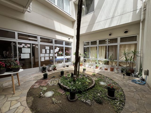緑に囲まれた中庭 中庭 自然光があふれる中庭で、緑の植物がリラックスできる空間を演出しています。