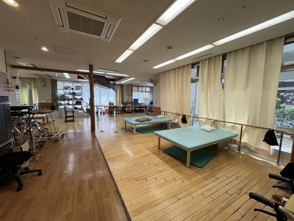 自然光が入る広い空間