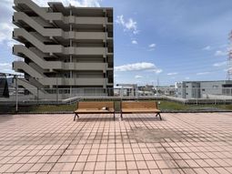 広々とした屋外の休憩スペース