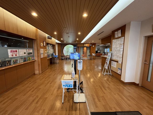 明るい木目の廊下 廊下 広々とした木目調の廊下は、優しい光が差し込み、リラックスした雰囲気が漂います。