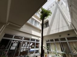 自然光が差し込む中庭