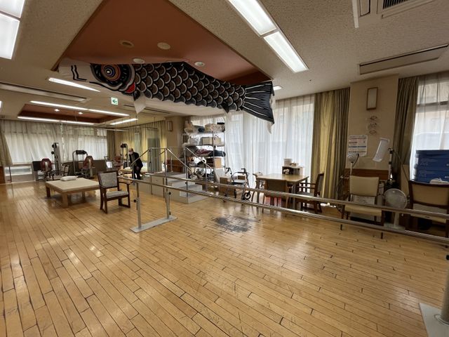 開放感ある広々とした空間 リビング 広々としたスペースは、自然光が差し込む心地よい空間です。利用者がリラックスできる環境を提供します。
